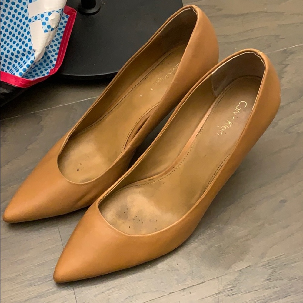 CALVIN KLEIN size 9 pumps with pointed toes